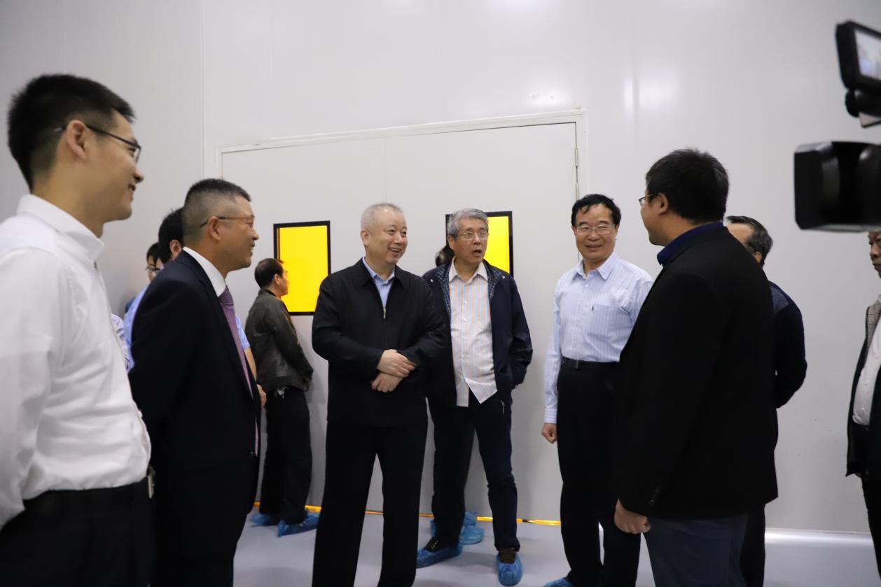 兩岸企業(yè)家峰會(huì)信息產(chǎn)業(yè)推介小組召集人、工信部原副部長(zhǎng)劉利華一行蒞臨恒坤光刻膠工廠調(diào)研。